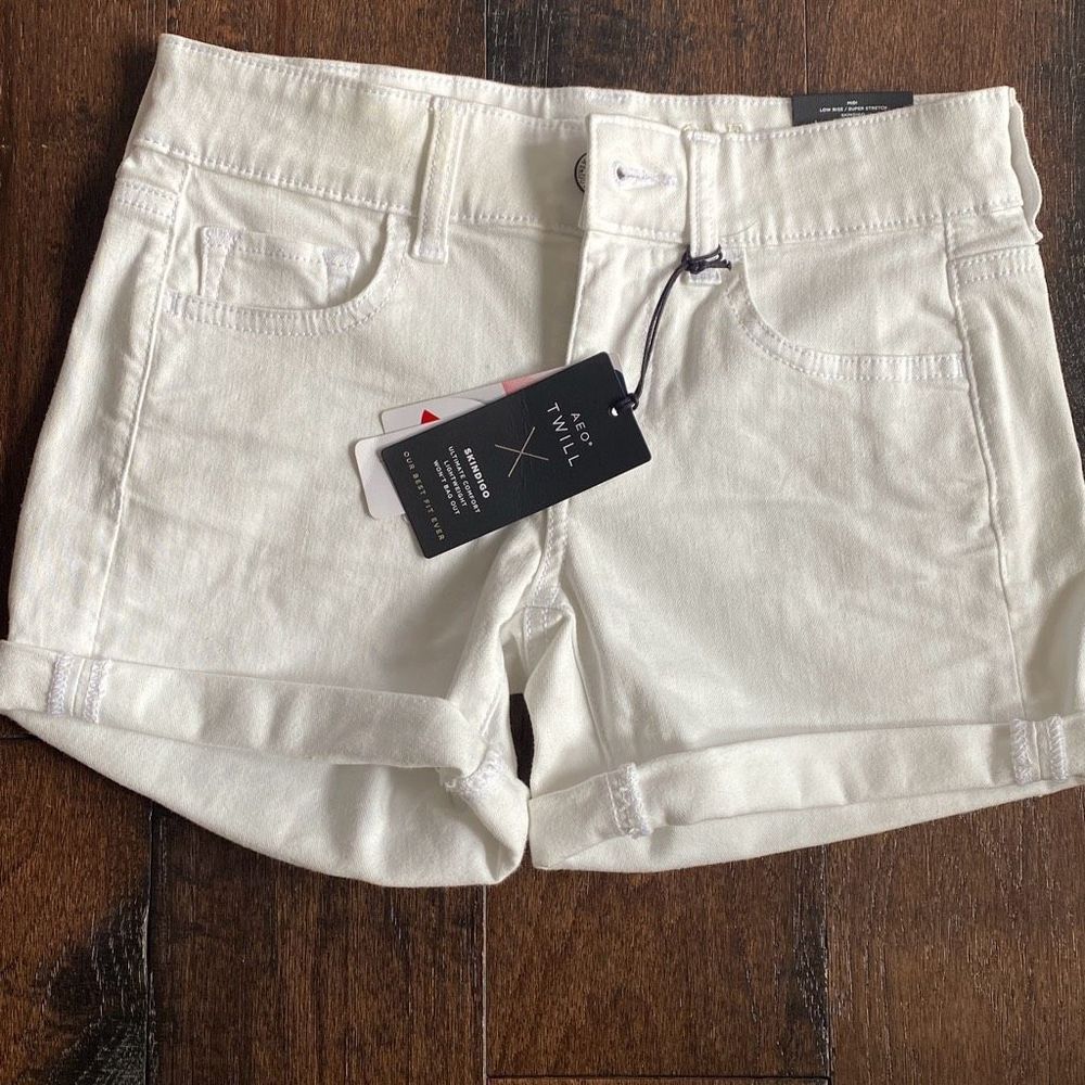 White Women's Stretch Cuffed Shorts
